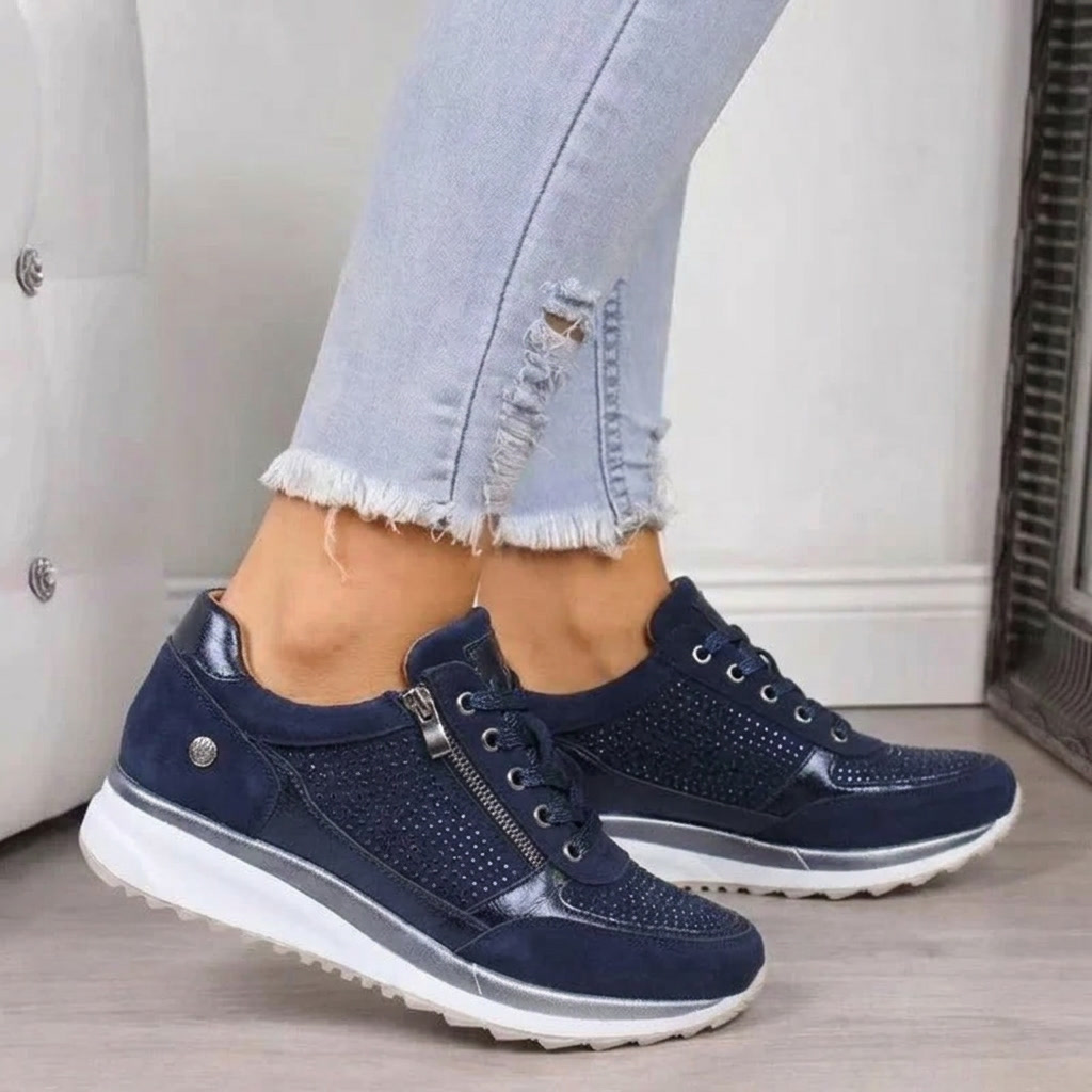 Sneakers femme bleues portées avec jean déchiré, vue de côté
