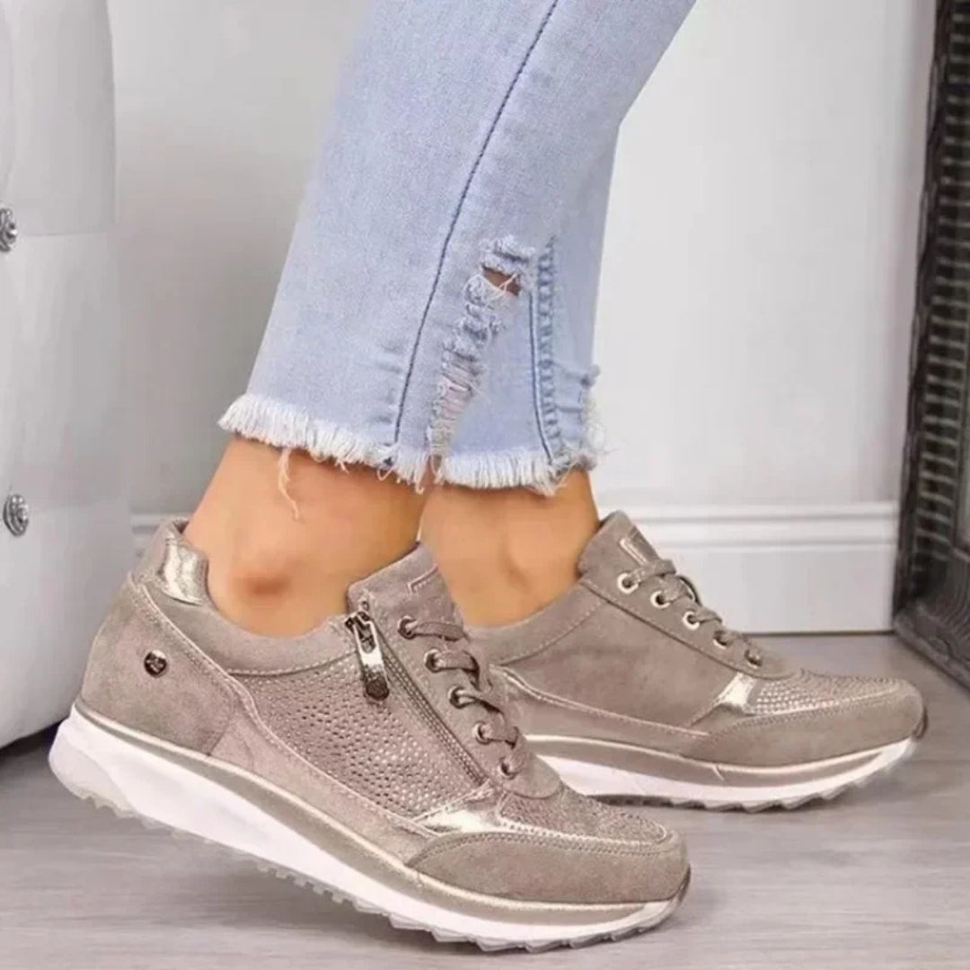 Sneakers femme kaki portées avec jean, vue de profil montrant la semelle