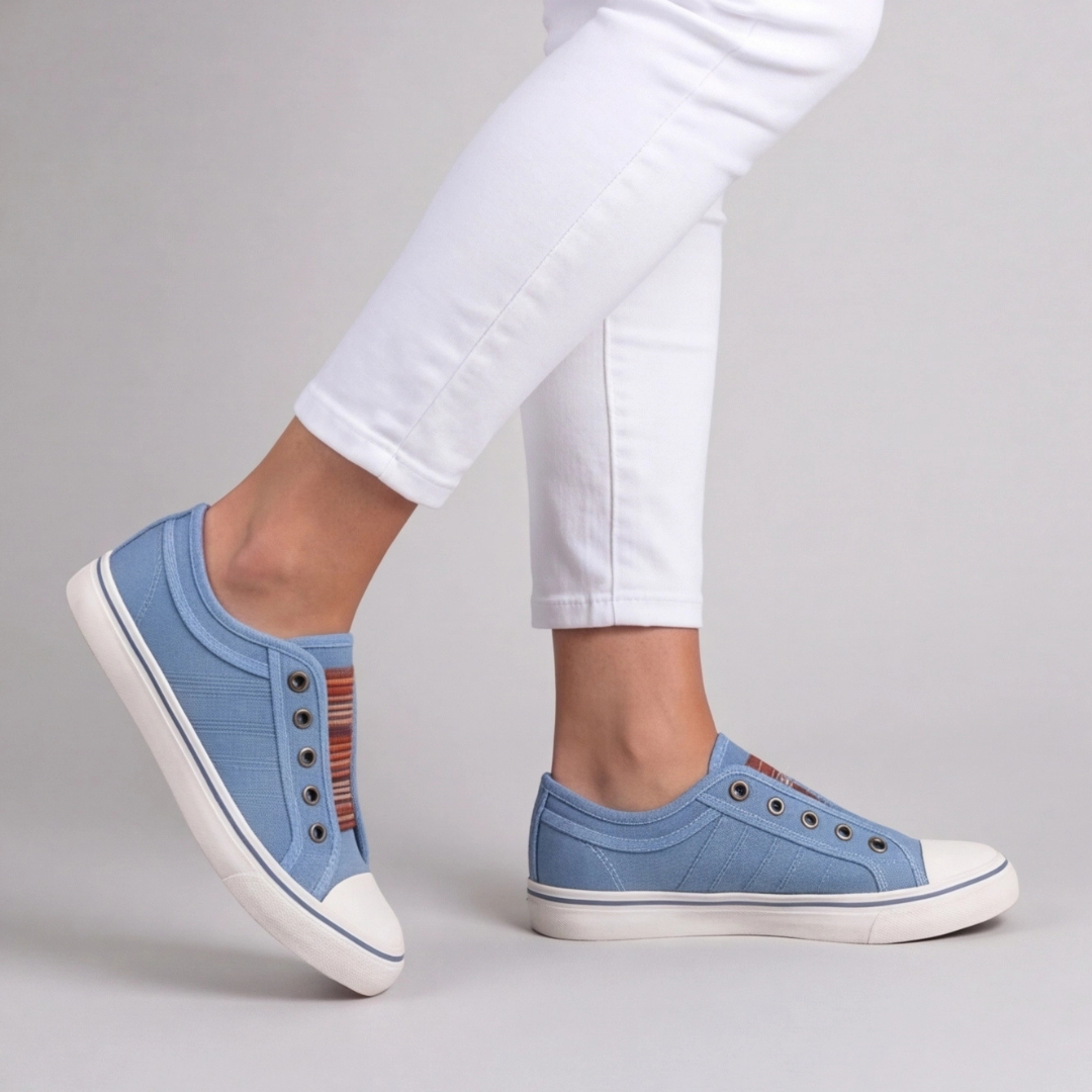 Sneakers bleues casual posées de trois quarts, détail élastique ethnique coloré