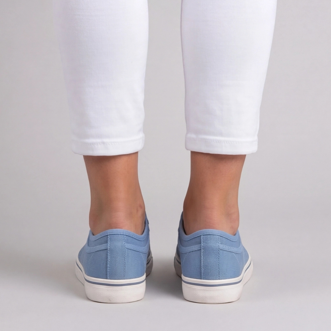 Sneakers bleues à enfiler portées avec jean blanc, vue latérale