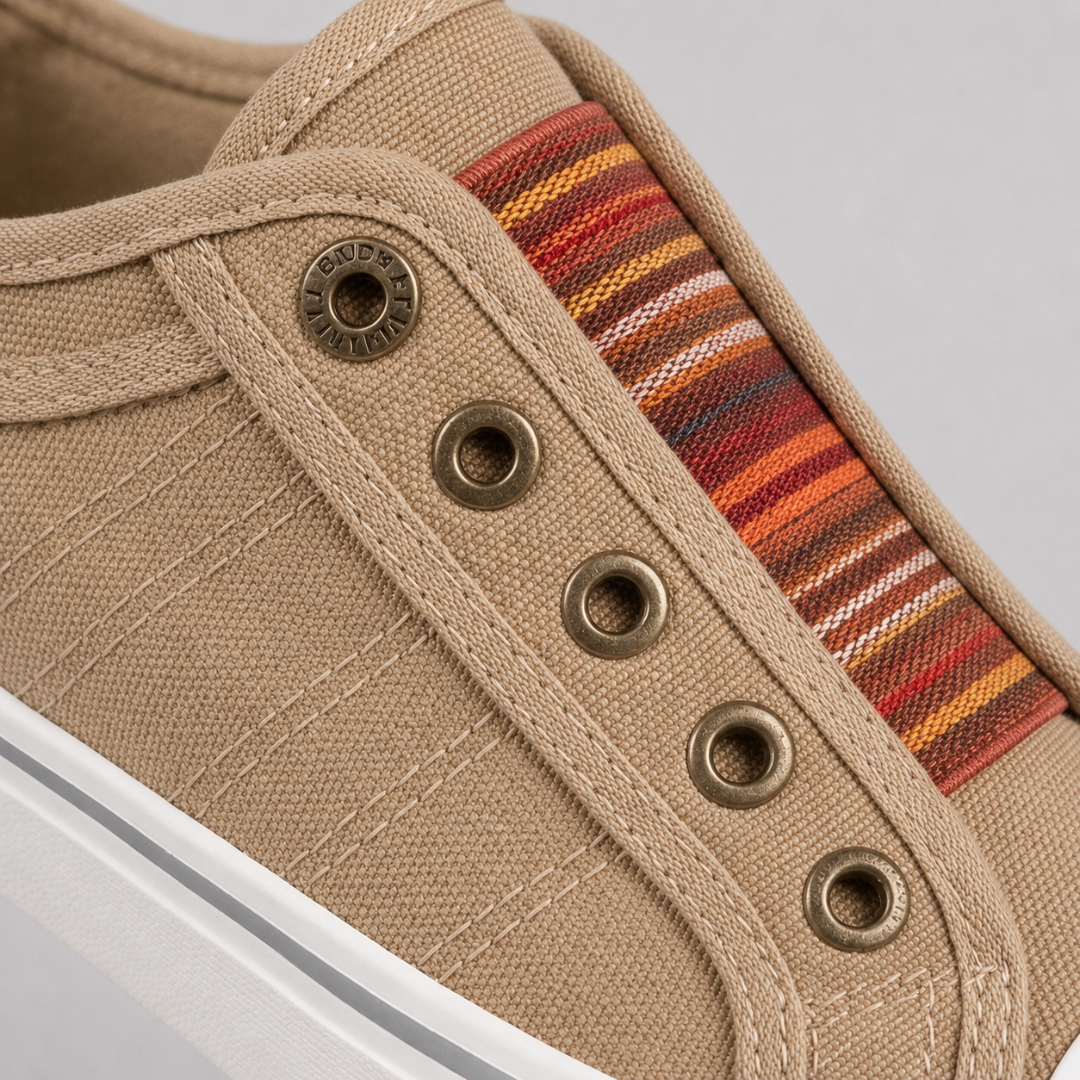 Détail de la toile texturée beige et des œillets de la sneaker