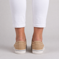 Sneakers beige sans lacets vues de dos avec jean blanc
