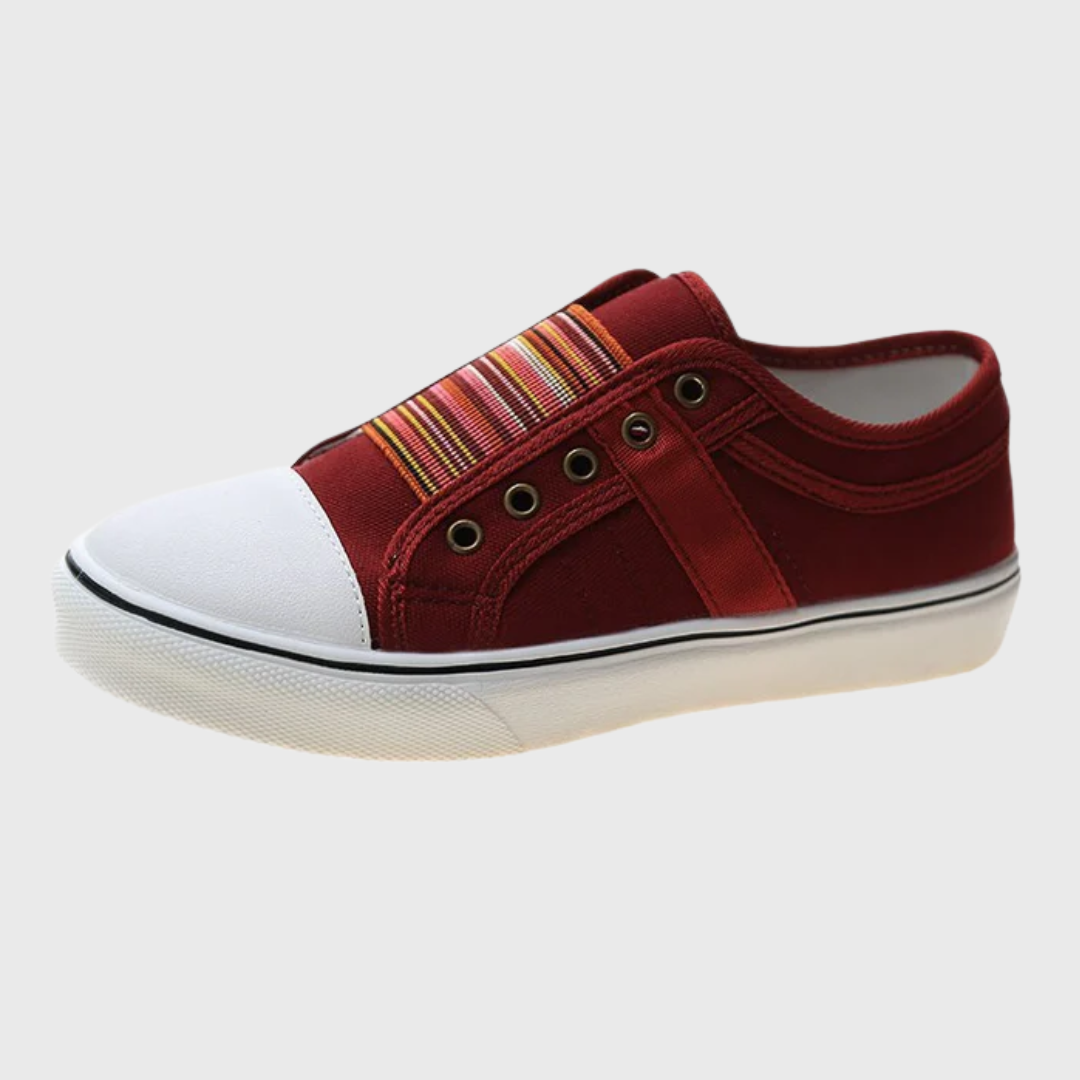 Sneakers bordeaux portées avec jean, détail élastique ethnique