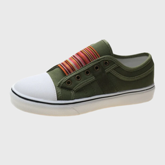 Sneakers vertes sans lacets, semelle blanche et embout contrasté