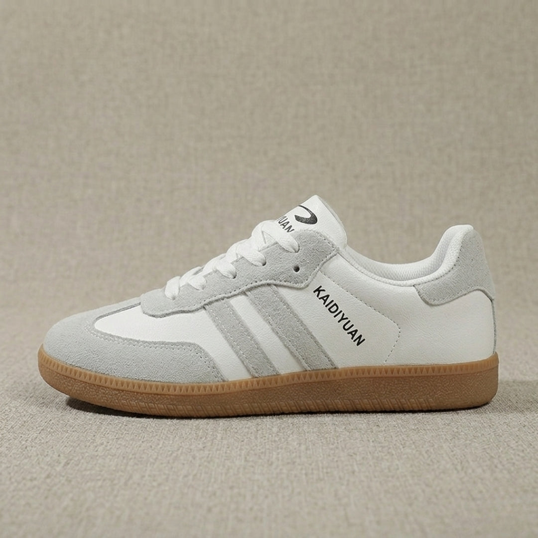 Sneakers femme portées, vue de dos avec détail talon et contrefort coloré