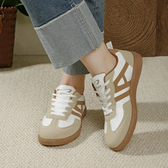 Sneakers femme blanc pur vue de profil droit, détail semelle gomme et logo discret