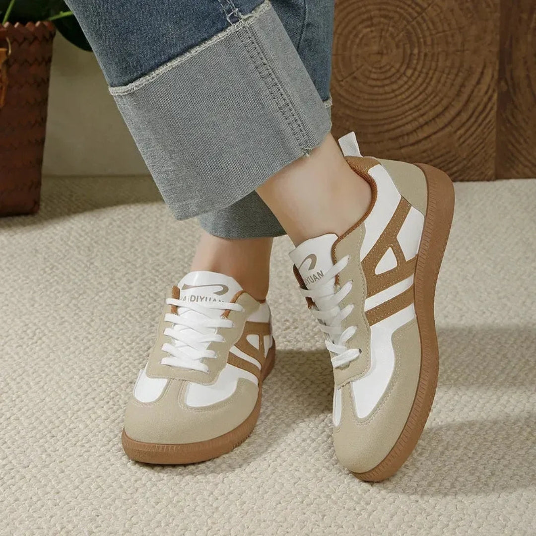 Sneakers femme blanc pur vue de profil droit, détail semelle gomme et logo discret