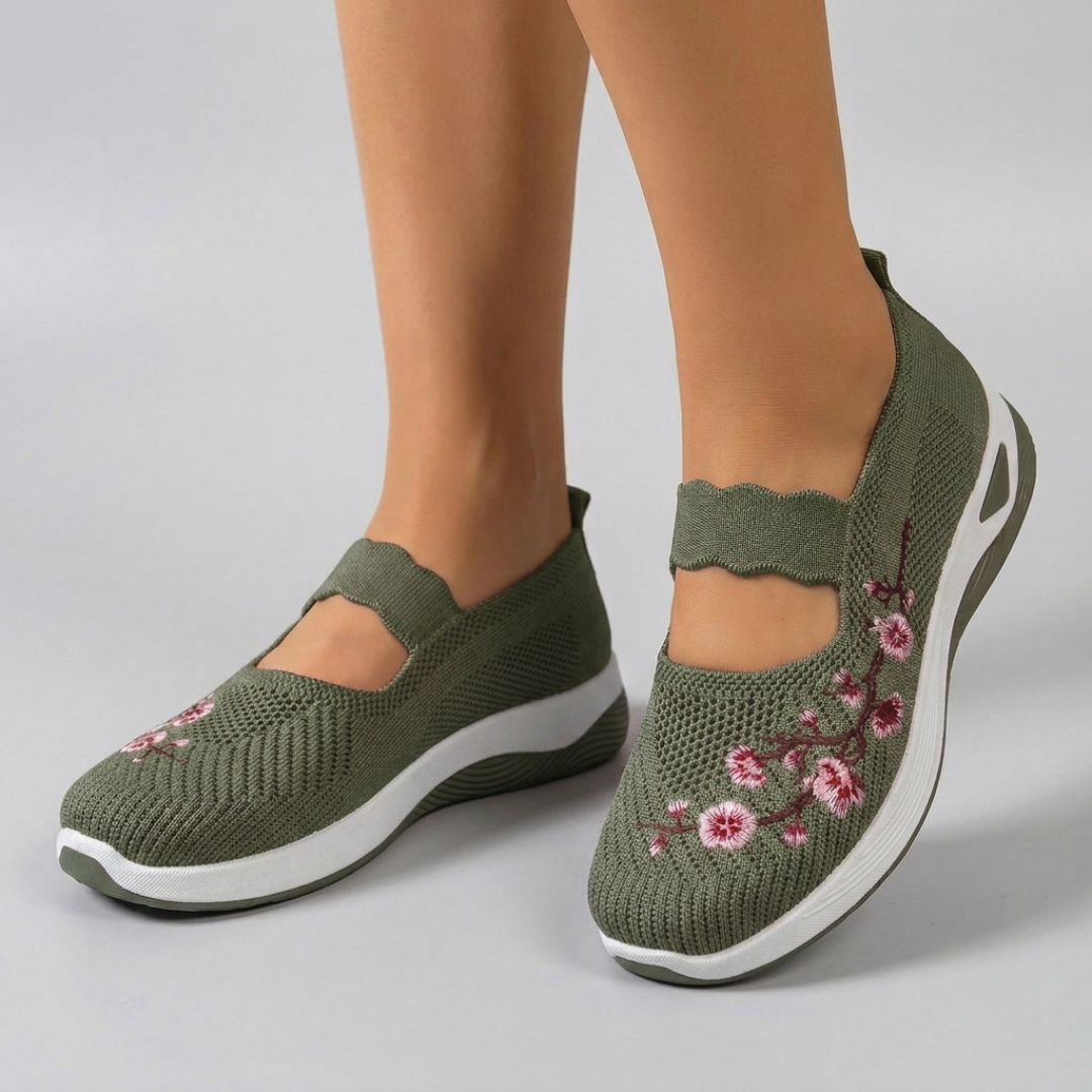 Sneakers femme slip-on vert kaki broderie florale vue de côté portées