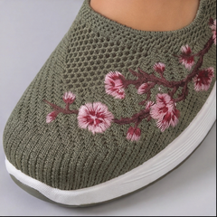 Détail broderie florale rose sur sneakers vert kaki