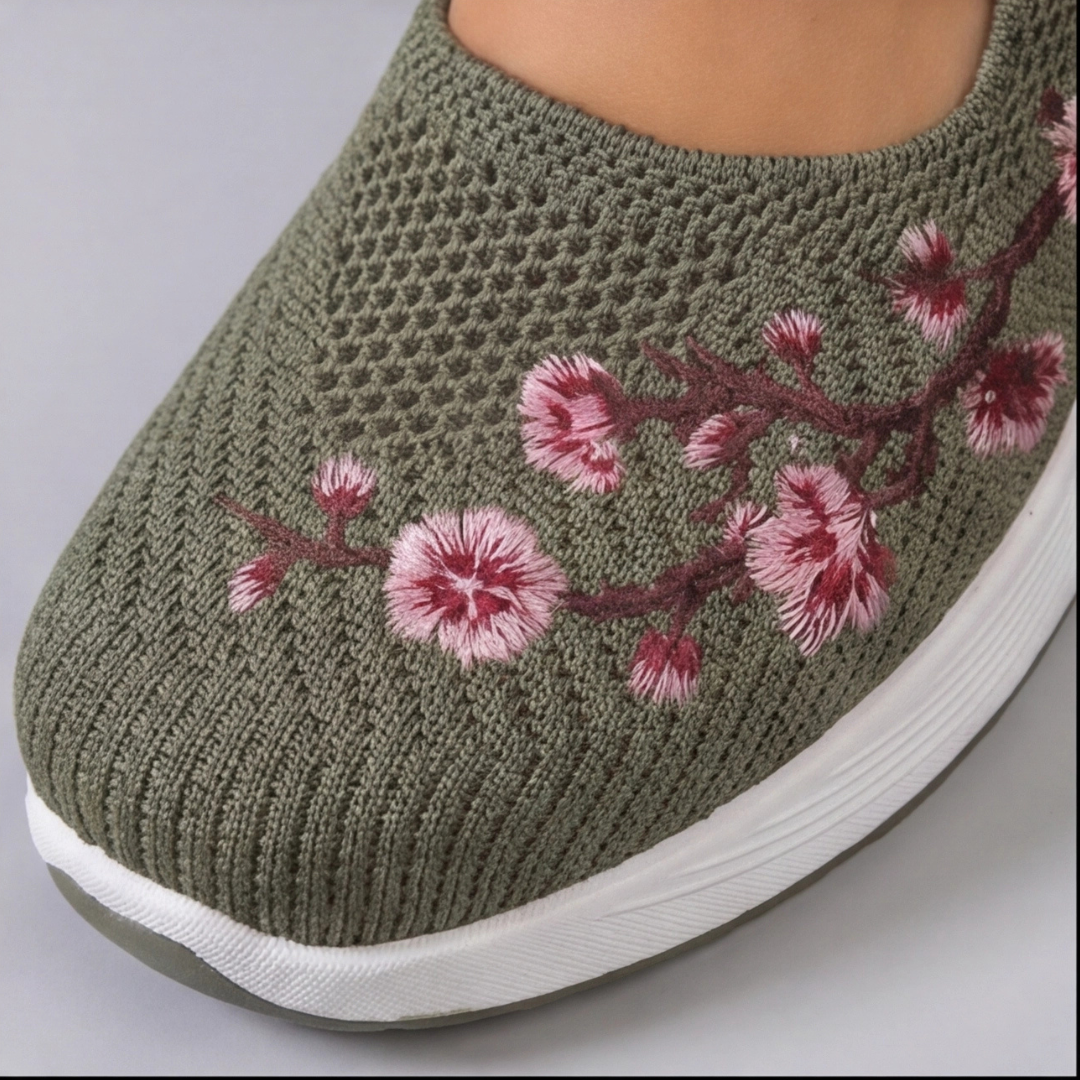 Détail broderie florale rose sur sneakers vert kaki
