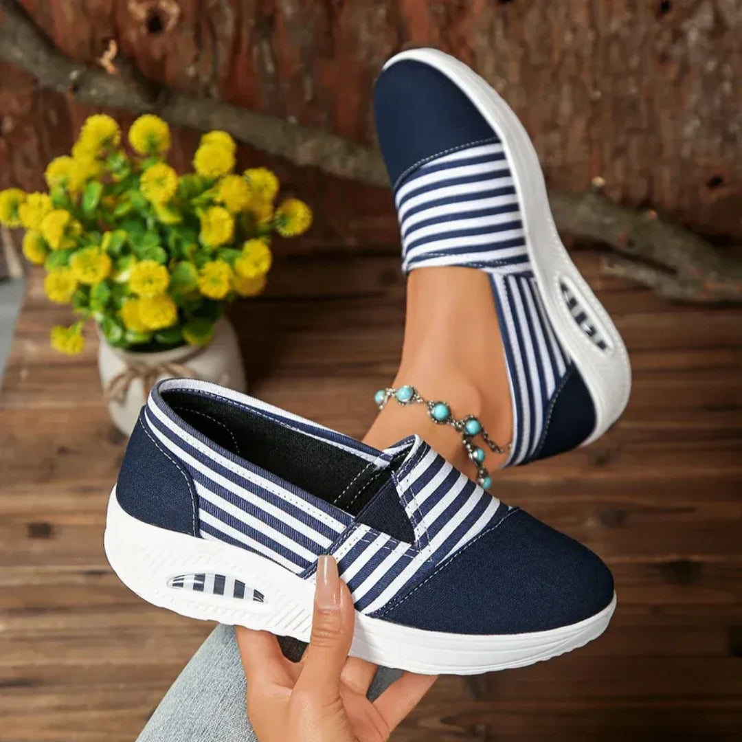 Sneakers femme slip-on bleues marines rayées tenues à la main