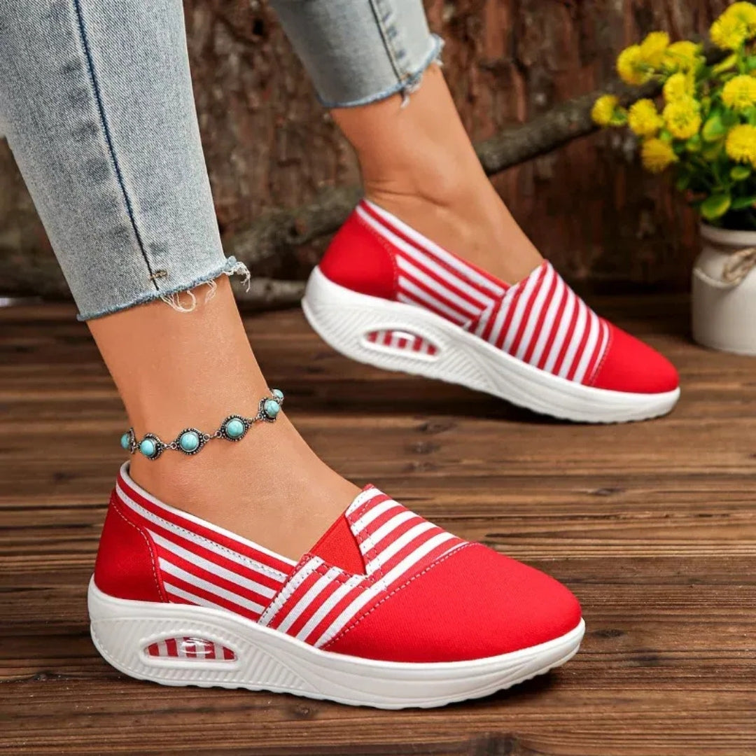 Sneaker rouge rayée vue de face avec détail de cheville et bracelet