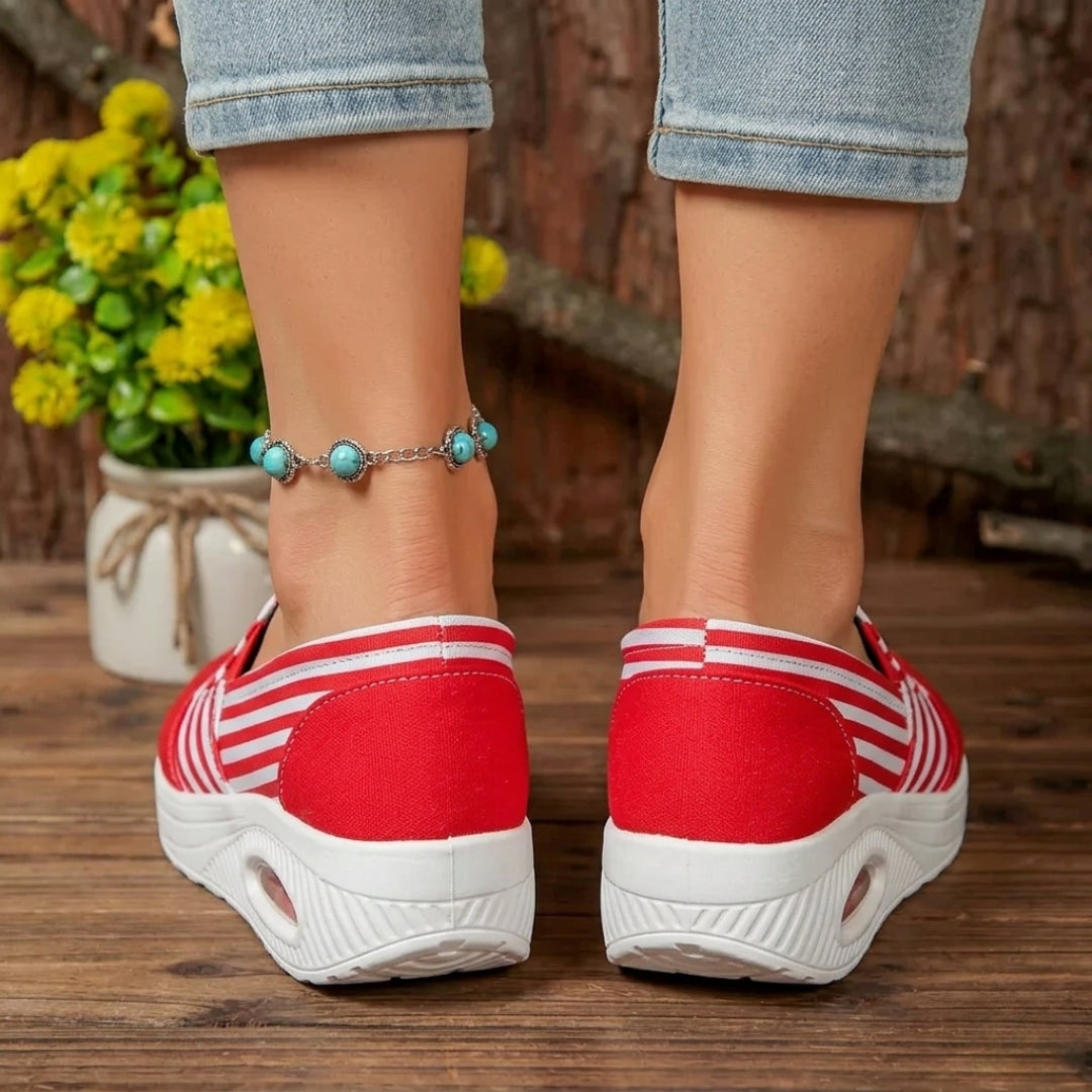 Gros plan sur la semelle de la sneaker rouge rayée slip-on femme