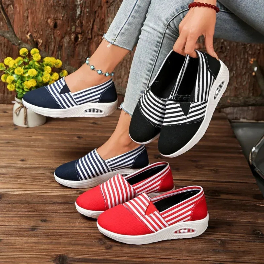 Vue d'ensemble sneakers rouges rayées portées avec jean déchiré en extérieur