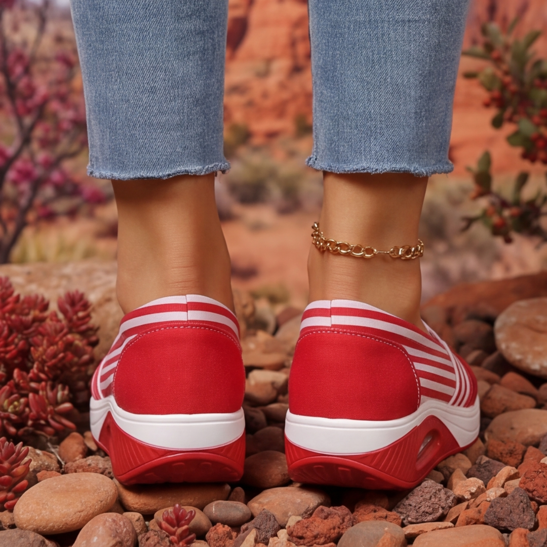 Vue arrière des baskets rouges rayées montrant le talon plateforme blanc surélevé