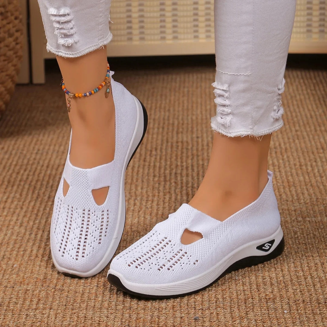 Sneakers femme légères coloris blanc tige ajourée semelle blanche