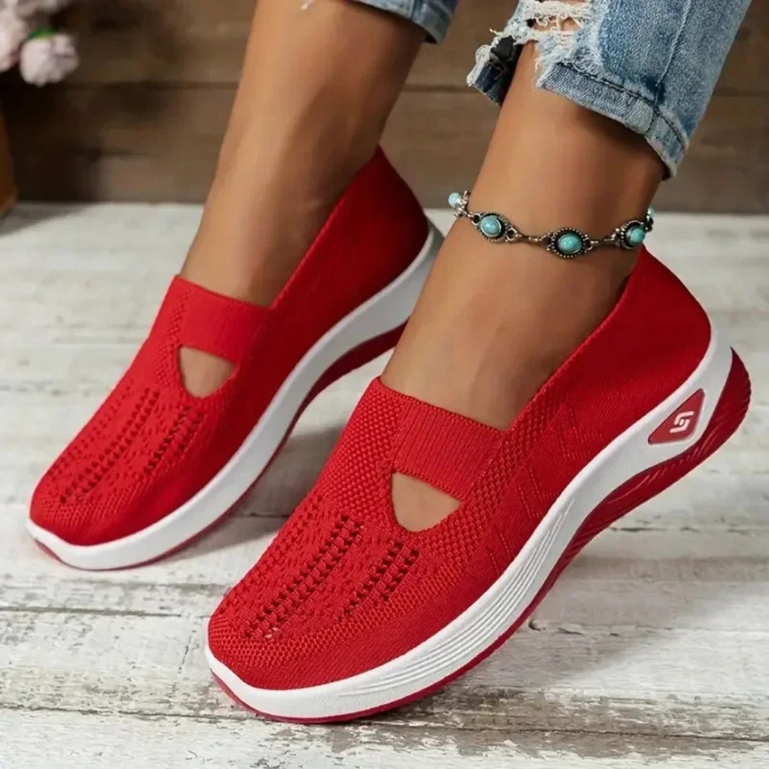 Sneakers femme coloris rouge tige tricot ajouré semelle blanche