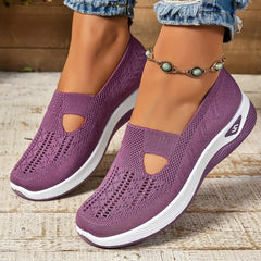 Sneakers légères femme violet portées de profil sur fond clair