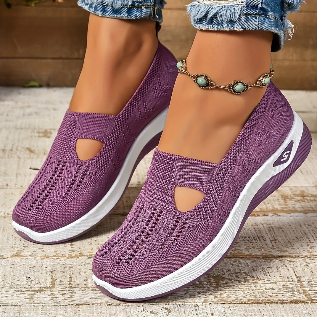 Sneakers légères femme violet portées de profil sur fond clair