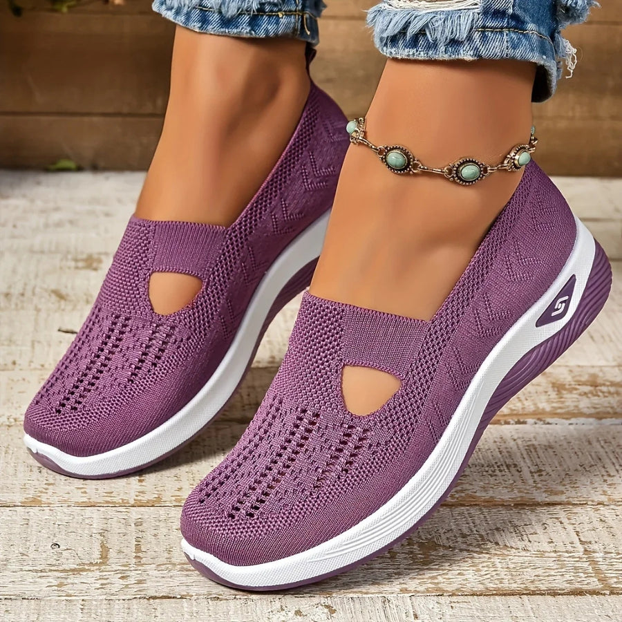 Sneakers légères femme violet portées de profil sur fond clair