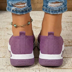 Vue rapprochée sneakers violet semelle cushion et tige ajourée