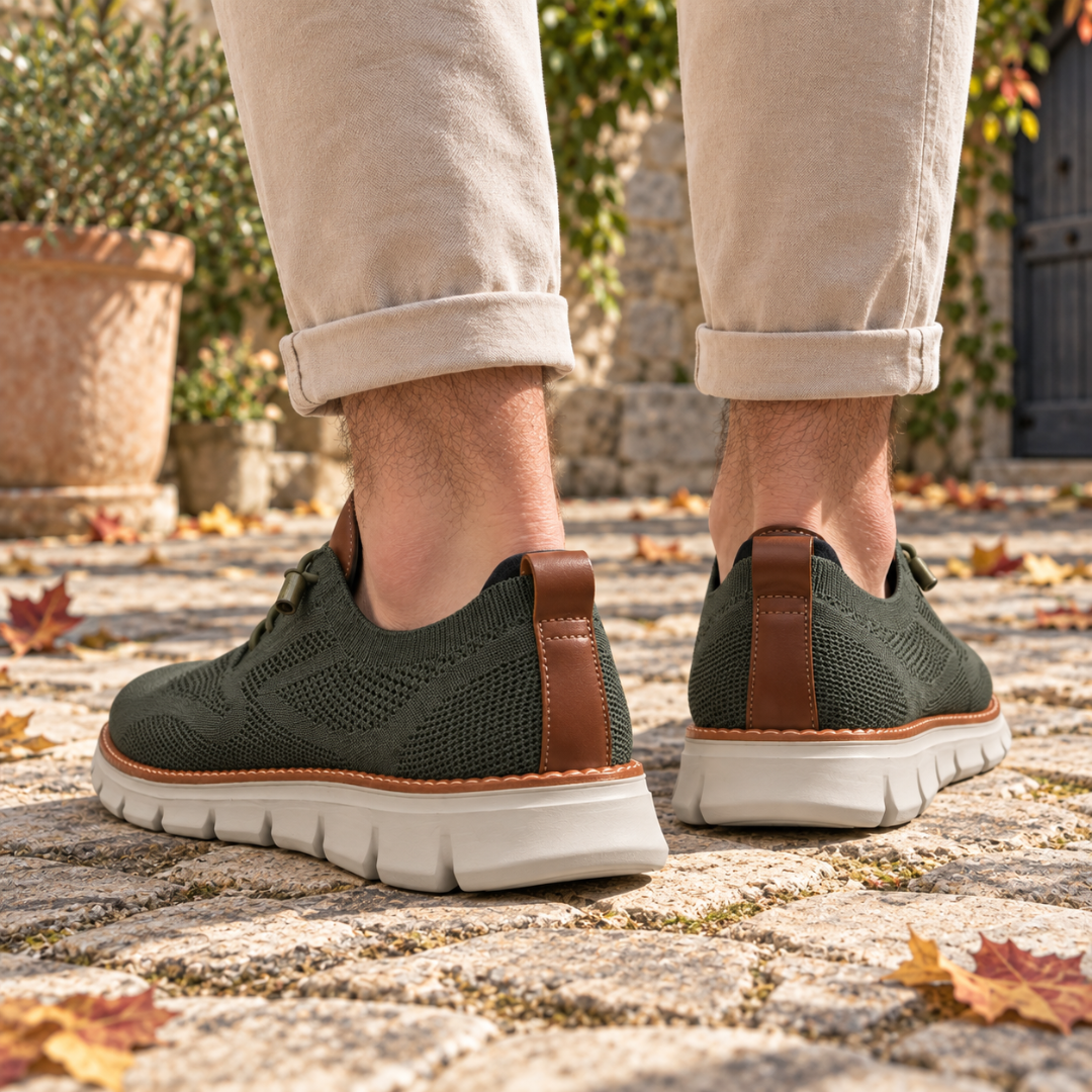 Sneakers homme vertes vues de dos, empiècement marron au talon visible