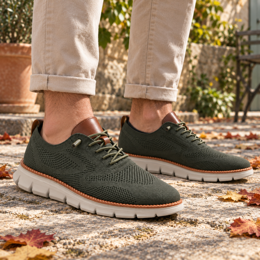Sneakers homme vertes ajourées en trois quarts, bout rond et semelle blanche
