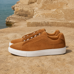 Sneakers homme marron clair de profil, empiècement central et lacets plats