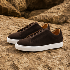 Sneakers homme marron foncé à semelle blanche et lacets plats discrets