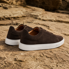 Vue arrière des sneakers marron foncé, intérieur clair et semelle blanche