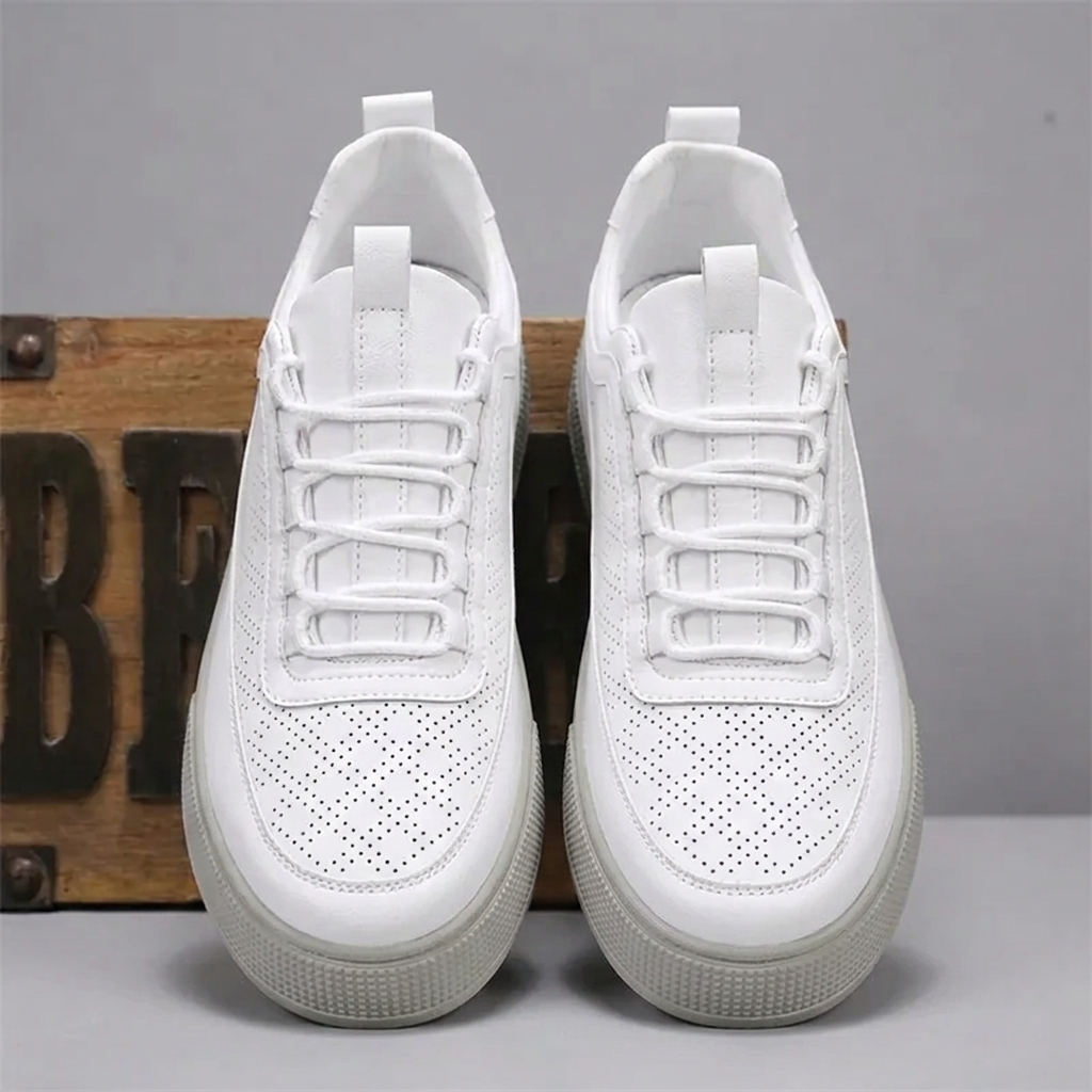 Sneakers blanches homme de profil gauche, semelle visible et lacets blanc