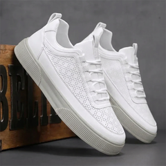 Sneakers homme blanches vues de dos, contrefort blanc mis en valeur