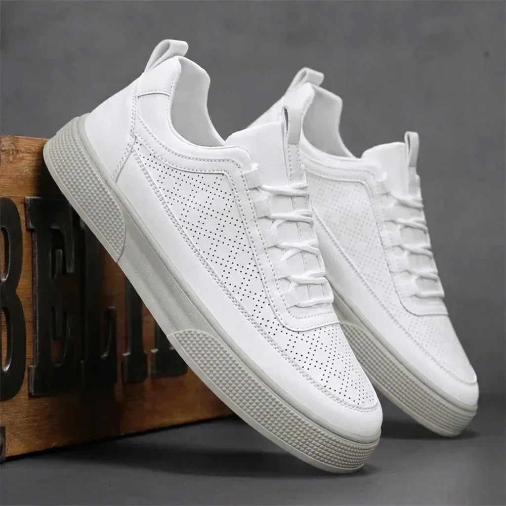 Sneakers homme blanches vues de dos, contrefort blanc mis en valeur