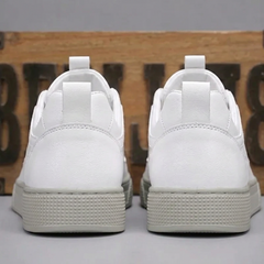 Sneakers homme blanches vues de dos, contrefort blanc mis en valeur