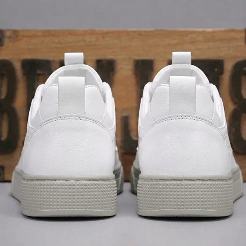 Sneakers homme blanches vues de dos, contrefort blanc mis en valeur