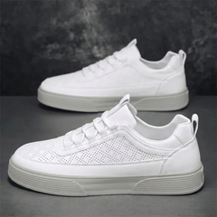 Sneakers homme blanches vues de dos, contrefort blanc mis en valeur