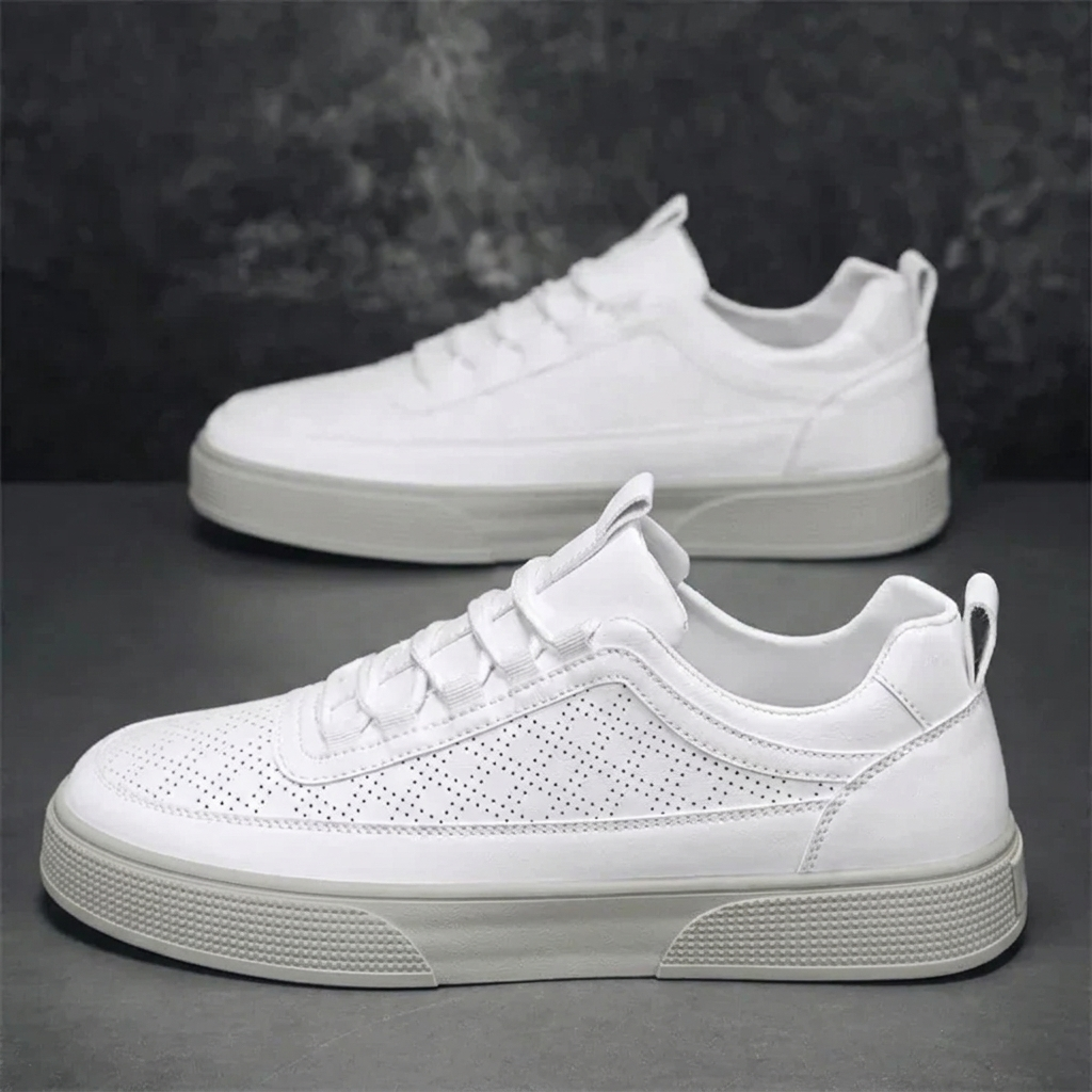 Sneakers homme blanches vues de dos, contrefort blanc mis en valeur