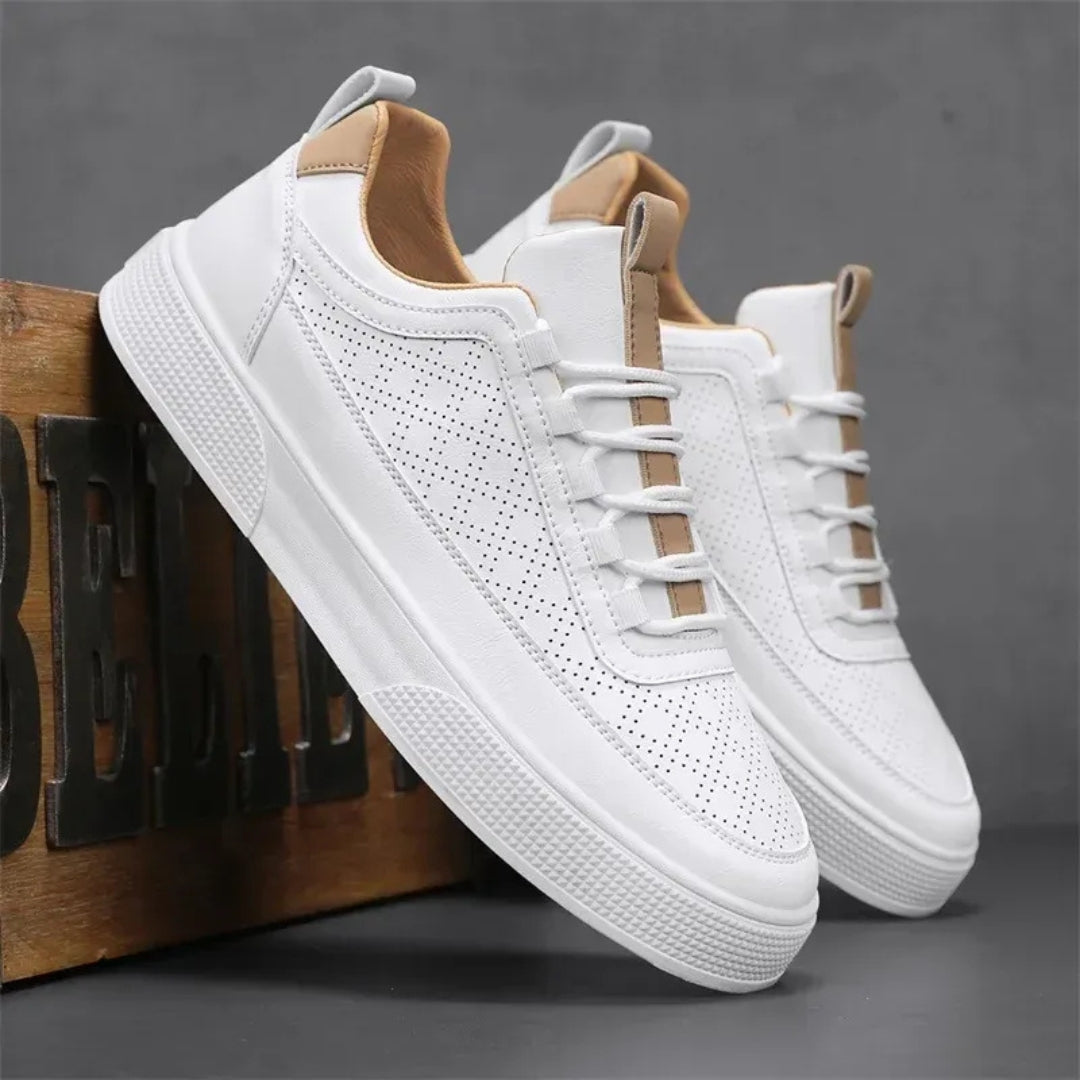 Paire de sneakers blanches homme avec empiècement camel au talon, vue trois quarts