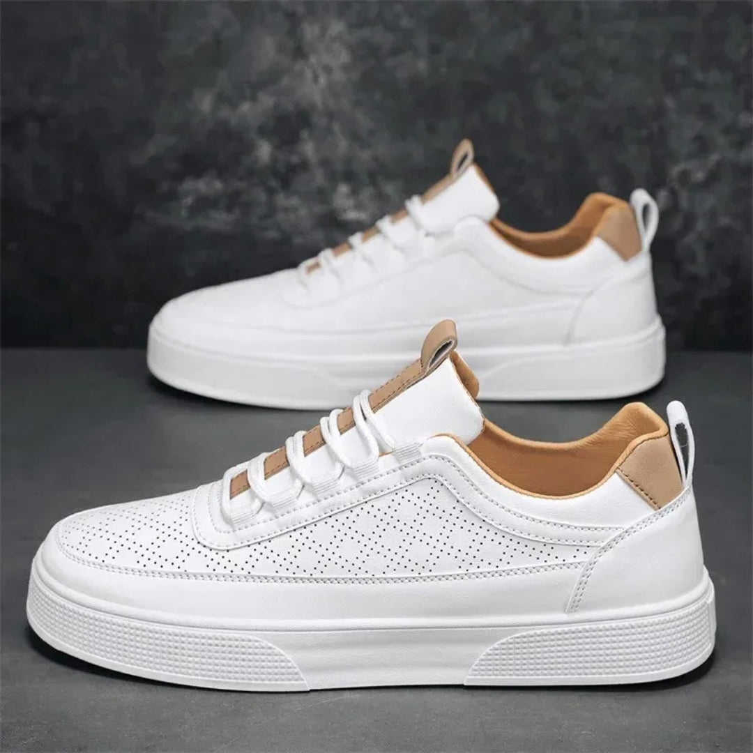 Sneakers blanches homme posées, détail de la semelle épaisse et du contrefort camel