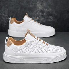 Vue latérale droite de la sneaker blanche homme avec perforations sur l'empeigne