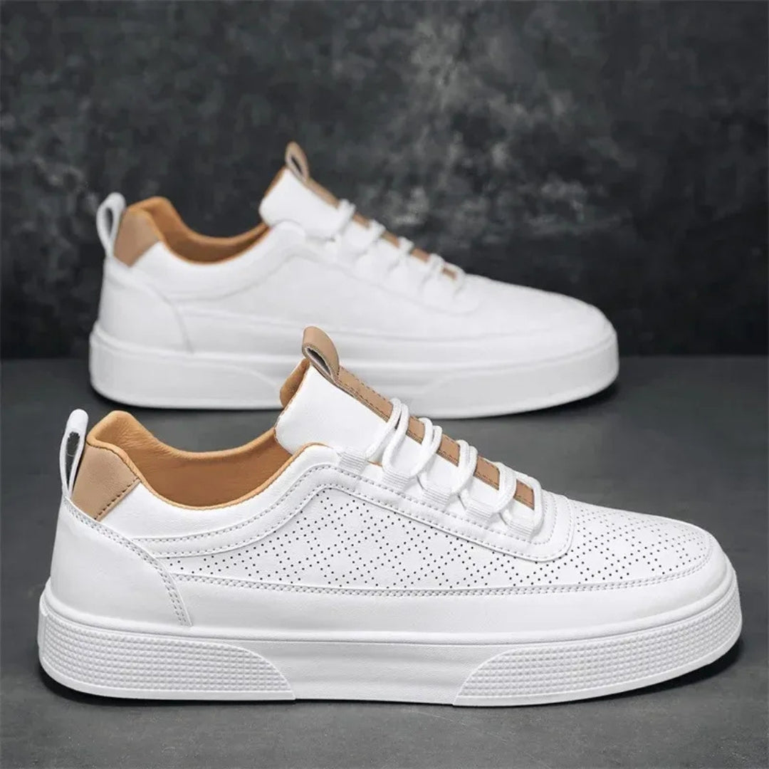 Vue latérale droite de la sneaker blanche homme avec perforations sur l'empeigne