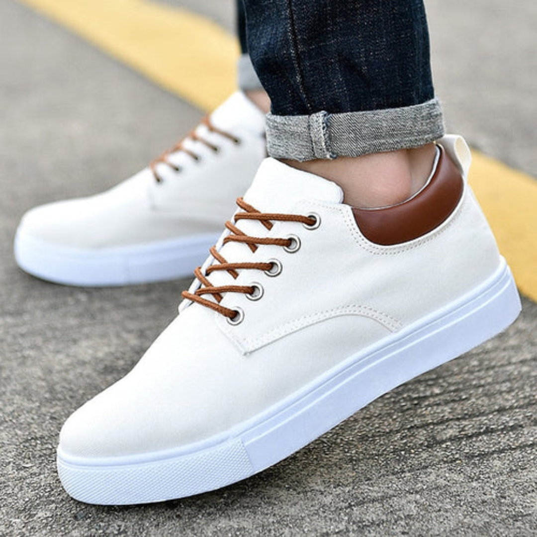 Sneakers homme blanc lacets marron, portés avec jean