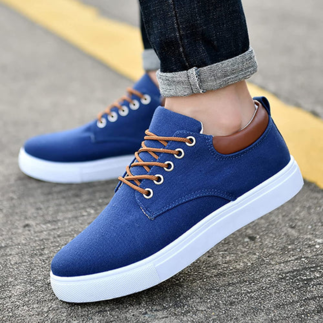 Sneakers homme bleu avec lacets cognac, portés avec jean