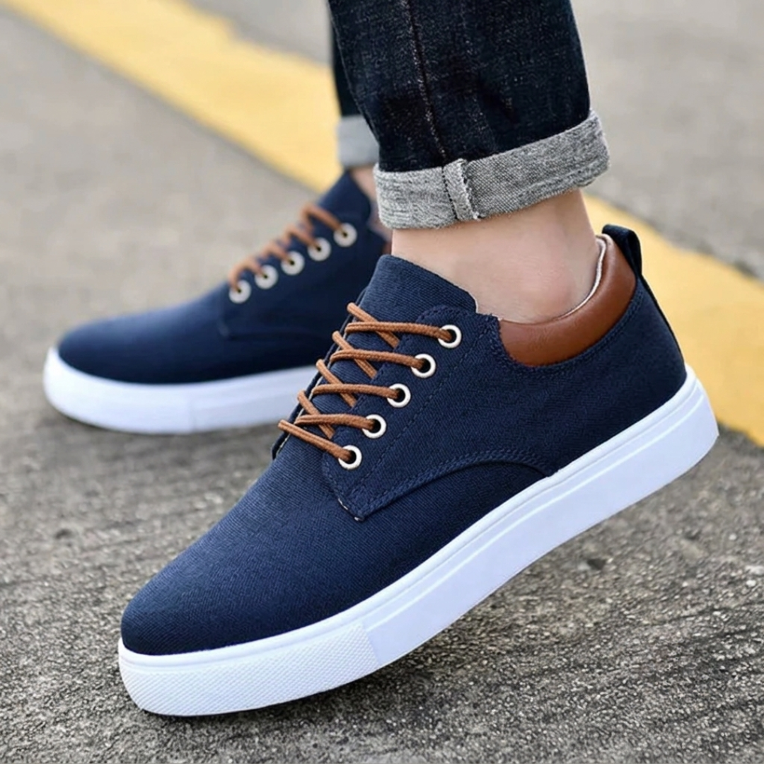 Sneakers homme bleu avec lacets cognac, portés avec jean