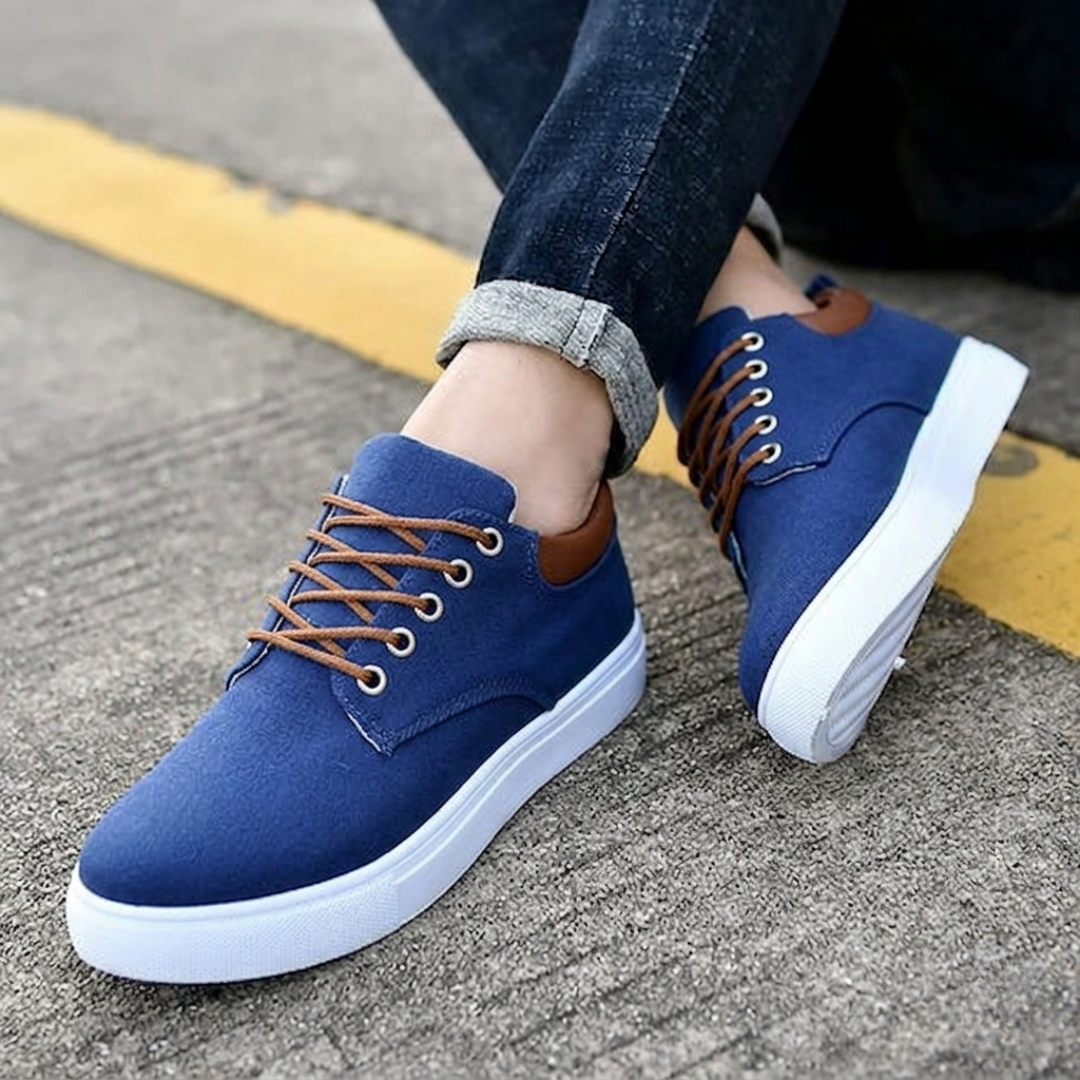 Sneakers bleus vue de profil gauche, détail semelle et contrefort
