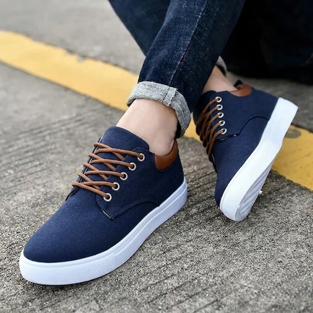 Sneakers bleus vue de profil gauche, détail semelle et contrefort