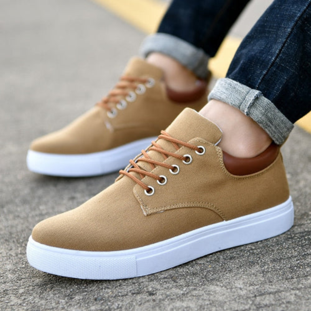 Paire sneakers marron caramel vue de côté, semelle blanche