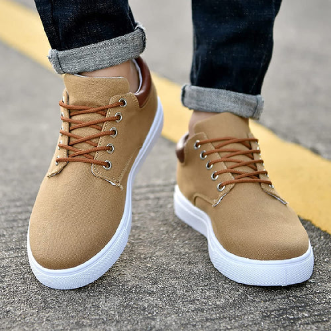 Sneakers Markus marron posés au sol, détail arrière