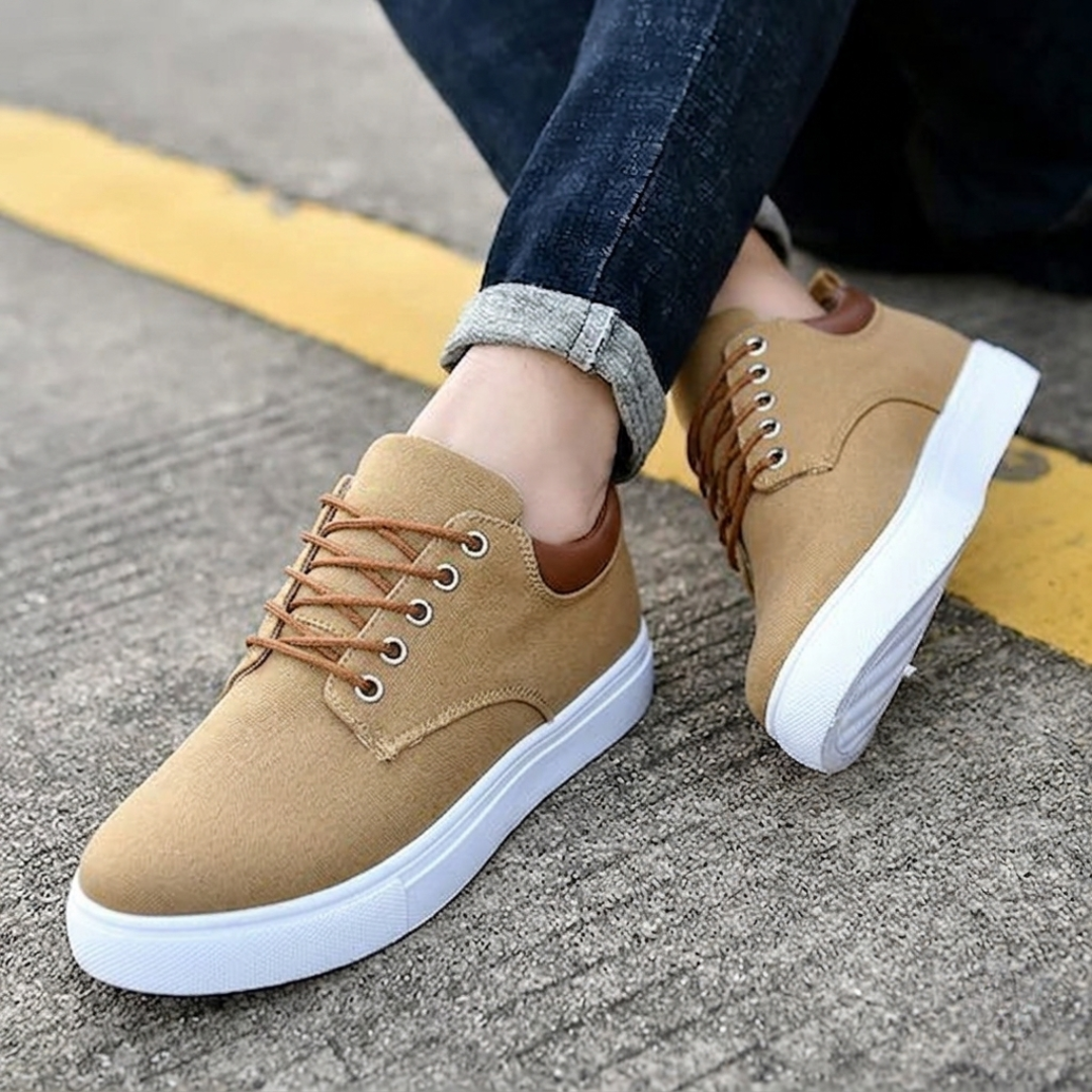 Sneakers marron vue de face, détail lacets et contrefort