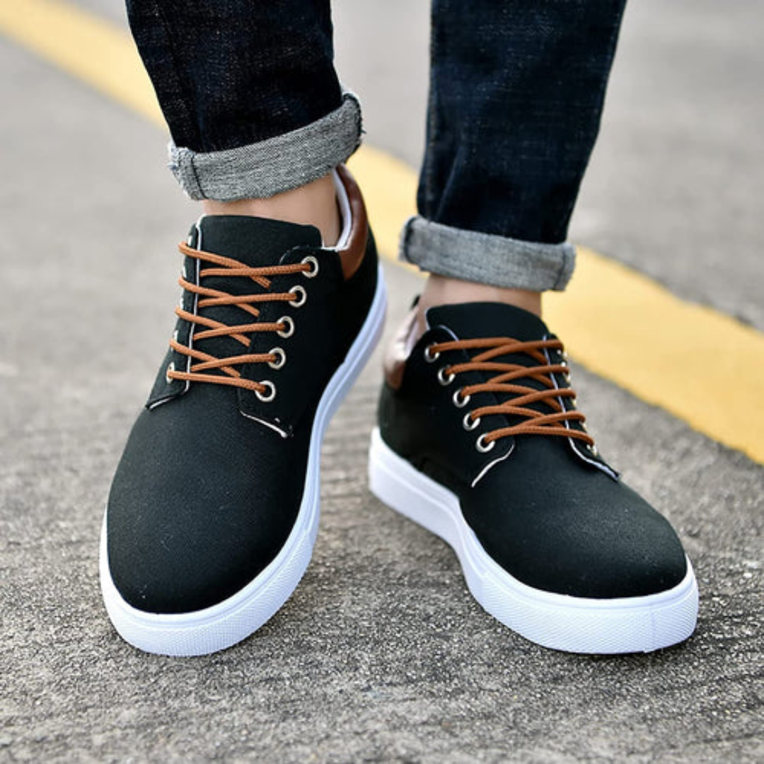 Sneakers Markus noir posés au sol, vue de profil